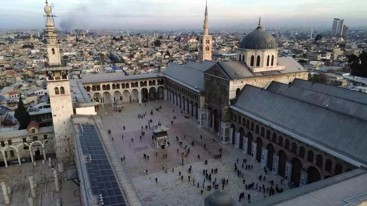 İnsanlar Emevi Camii’ne Akın Ediyor