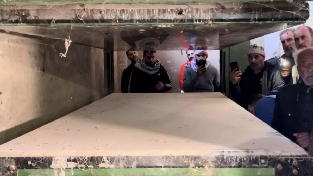 Suriye’de idam edilen mahkumların cesetlerinin ezilmesi için kullanılan demir pres bulundu
